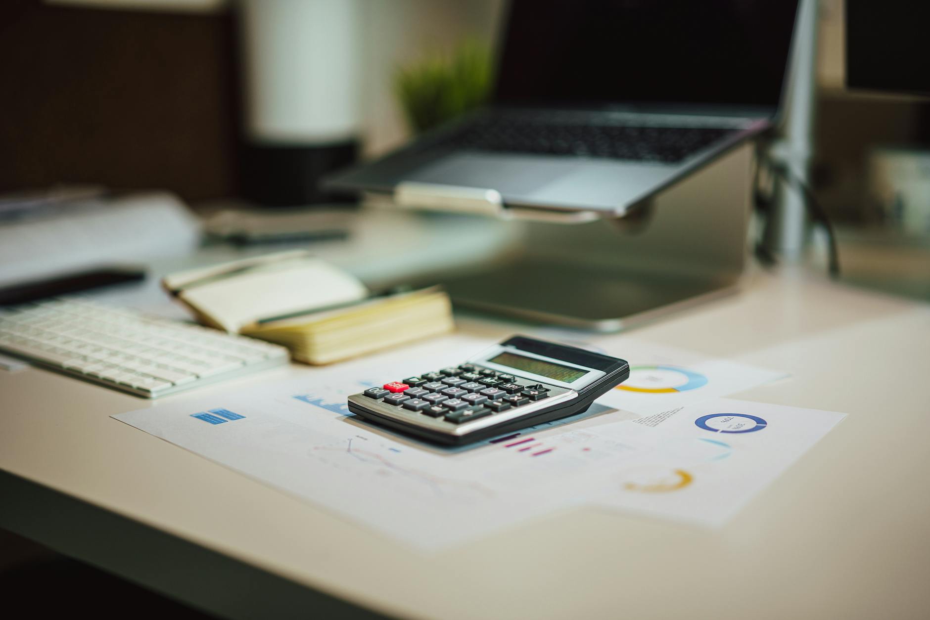 Documentos financeiros e calculadora representando simulacao de consorcio